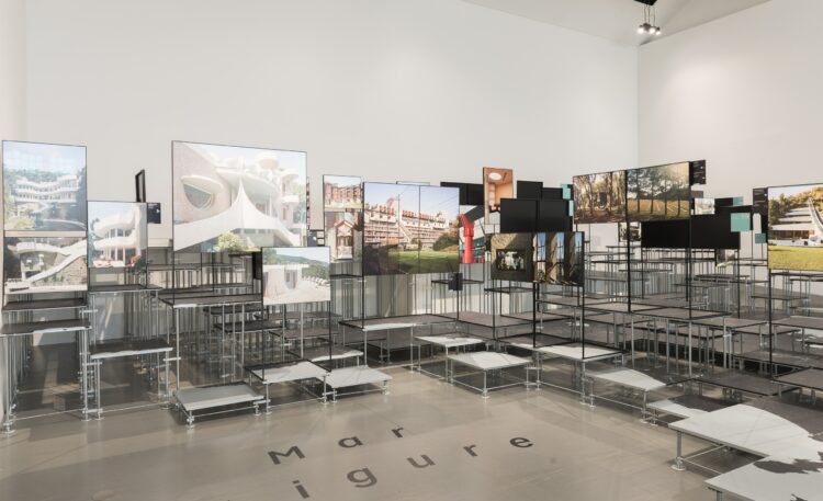 Allestimento della mostra "10 viaggi nell'architettura italiana" alla Triennale di Milano