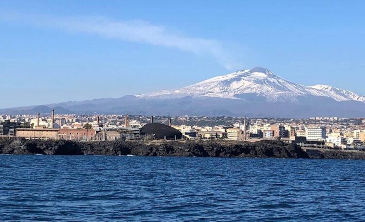 Matrimonio di mare e montagna, il Padiglione poggia su banco lavico di scogliera Matrimonio di mare e montagna, il Padiglione poggia su banco lavico di scogliera